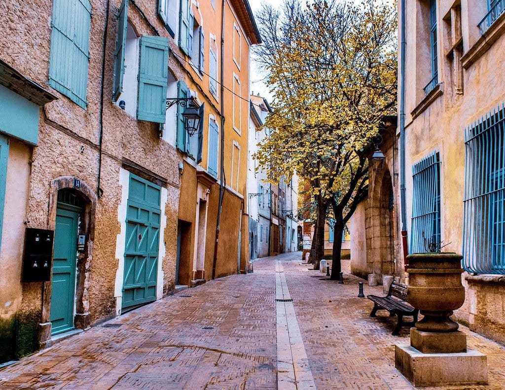 Savoir-vivre en Provence : Les traditions et coutumes locales